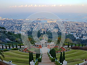 Haifa from the top of the BahÃÂ¡Ã¢â¬â¢ÃÂ­ Gardens photo